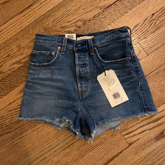 Levi’s Ribcage Shorts - Picture 5 of 7